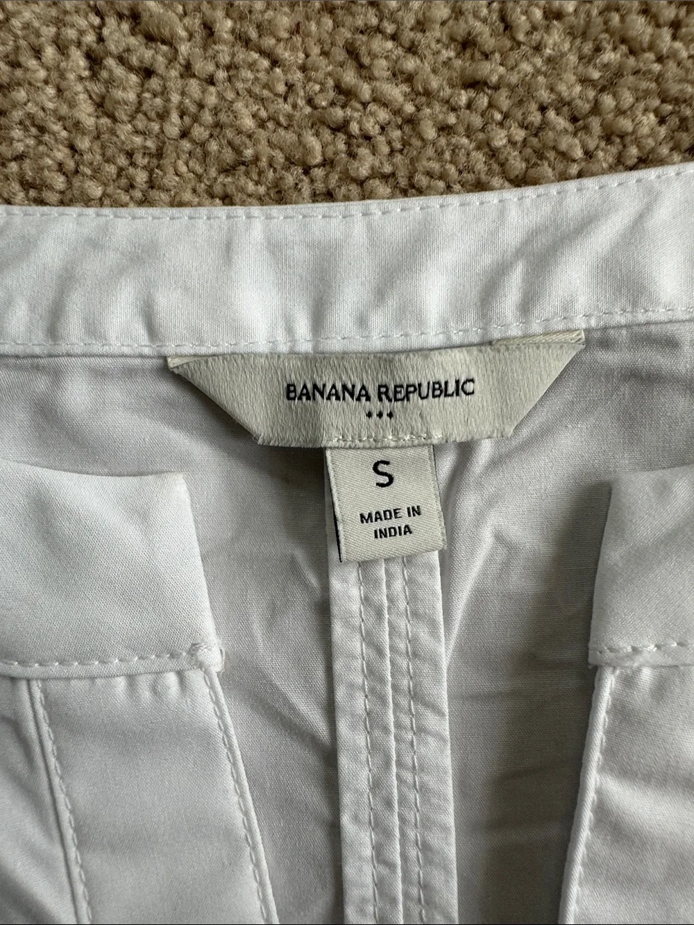 Banana Republic poplin cotton White V-Neck Puff-Sleeve Blouse. Cinched waist